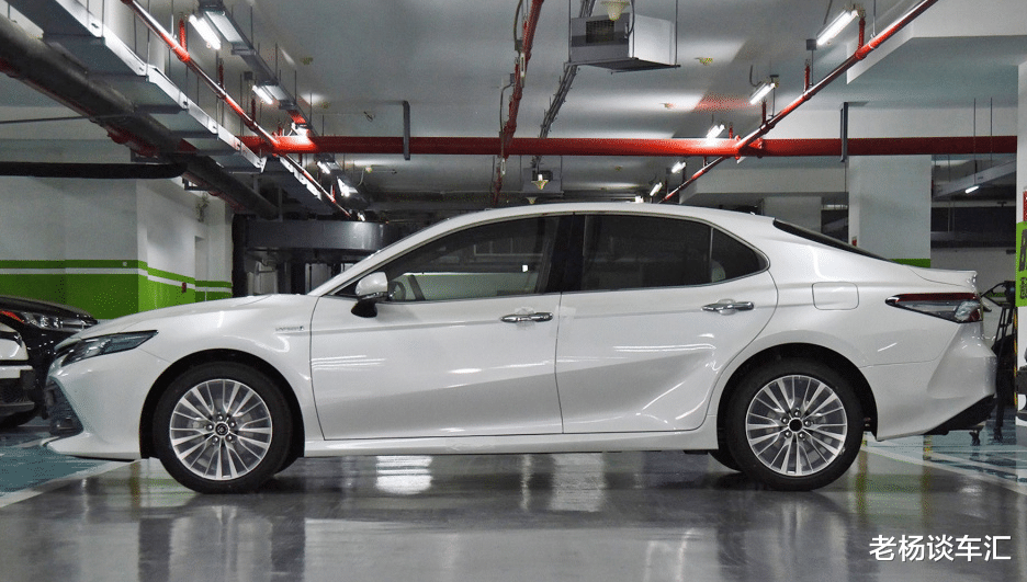 「丰田凯美瑞」丰田又出“王炸”，比帕萨特更帅气，油耗4.1L，标配7气囊+双独悬