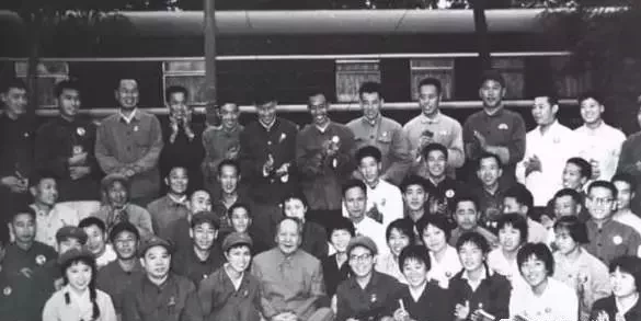 开国元勋|伟大领袖毛主席午休当众席地而睡，感动了多少人