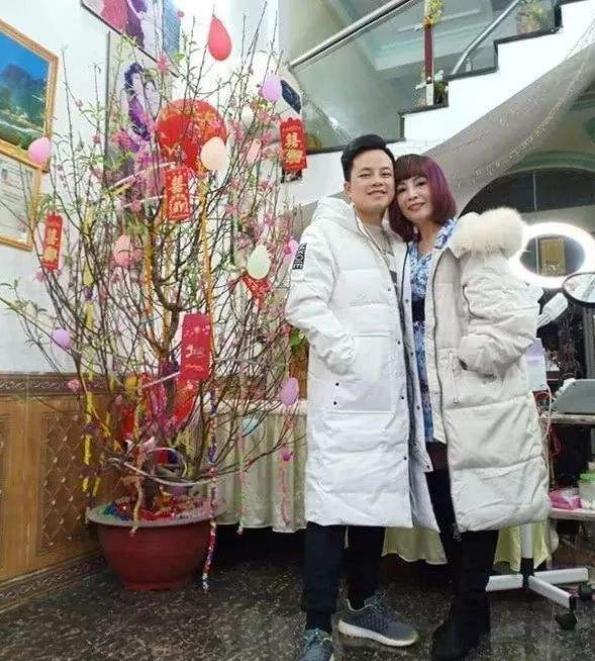 「爷孙恋」“奶孙恋”再次轰动！62岁大妈嫁小伙后怀孕，挺孕肚出镜遭质疑