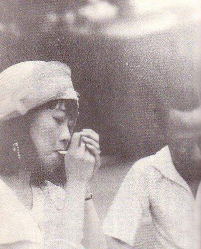 婉容|皇后婉容真实容貌：确实漂亮，女儿出生就被扔锅炉，图5是抽烟照