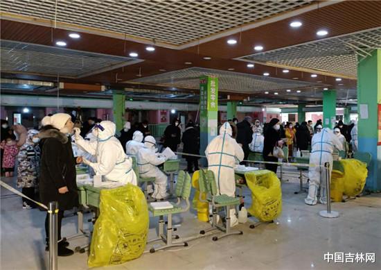 中国吉林网 直击长春封闭小区!420余名工作人员奋战在“抗疫一线” 进行核酸采样检测