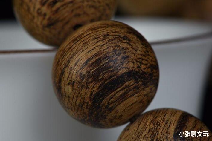 福耳|不能盘玩的三种文玩，越盘越贬值，直接戴手上就很好了