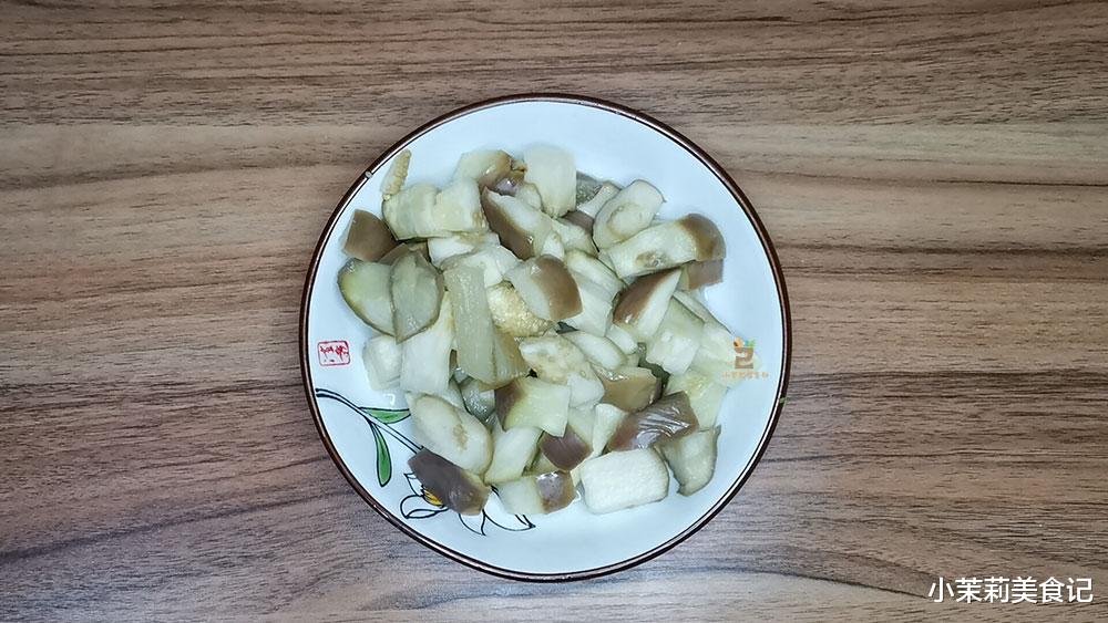 蒸茄子|蒸茄子时，万万不可直接蒸，多加一步，茄子雪白不黑，鲜嫩有食欲