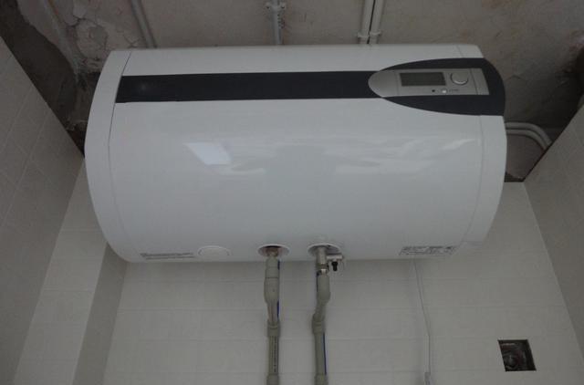 热水器@热水器挂在卫生间门洞上方？要不是找亲戚装修的，我真要发火了