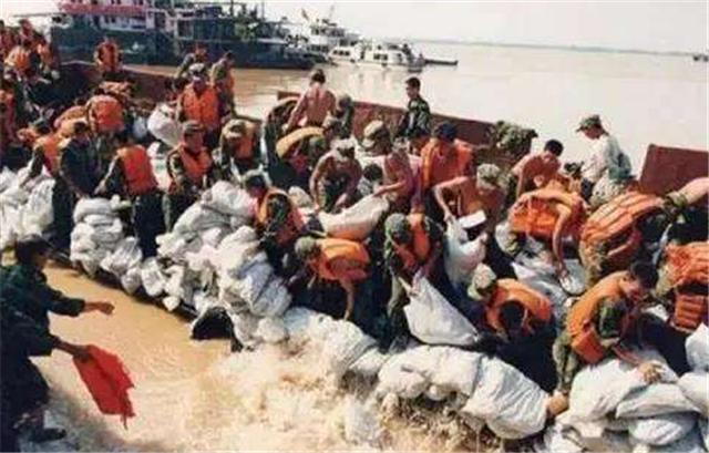 皇太极▲抗洪英雄董万瑞：57岁走在救灾前线，76岁离世，如今儿子现状如何