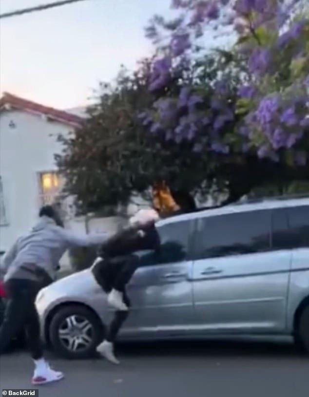 苹果▲前NBA黑人球星街头抗议，狂揍白人抗议者，拳打脚踢场面超激烈