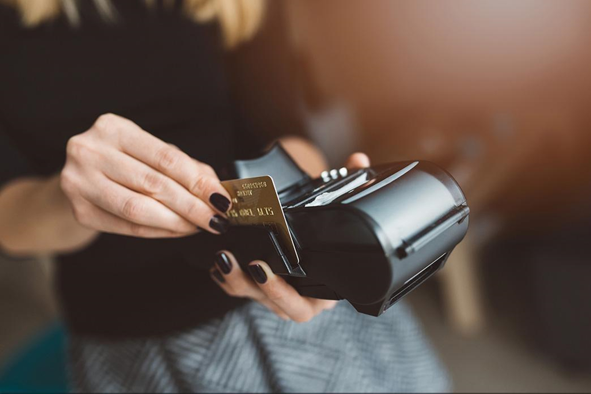 信用卡：信用卡每月都透支，但是不逾期还款，银行会拉黑吗？