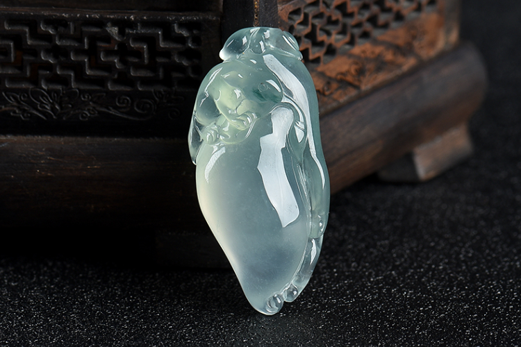 『钻石』为什么中国人爱翡翠，而西方人爱钻石？