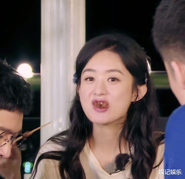 赵丽颖|赵丽颖又不顾吃相了？大口吃肉加面条配可乐，几块钱的零食太抢镜