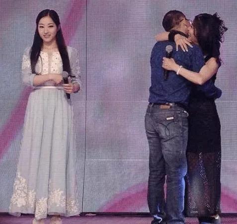 非诚勿扰|《非诚勿扰》51岁阿姨被34岁小伙牵走，时隔5年，两人已分道扬镳