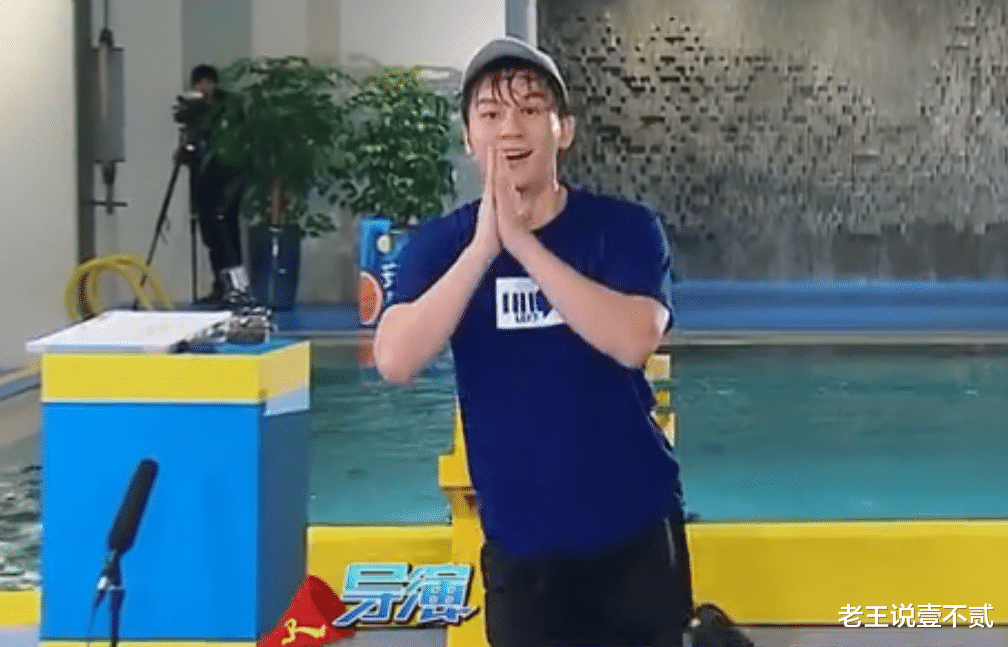 李晨|李晨太暖心！录跑男当场“跪在地上”挡住镜头，只为照顾身后的她