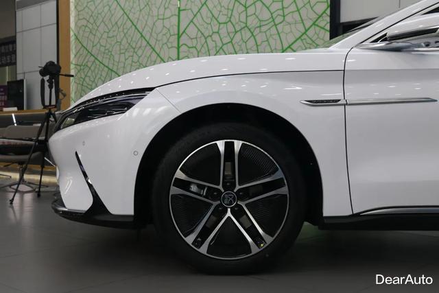 「比亚迪汉」静态体验比亚迪汉EV，多项“黑科技”加持，零百加速3.9秒