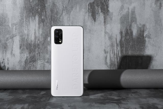 |素皮外观不值钱了：真我Q2 Pro，65W快充MTK千元机