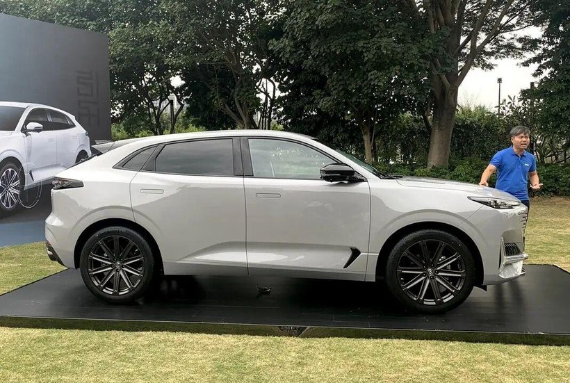 长安汽车|长安再次造出“颜值帝”，长近4米9，蓝鲸2.0T+爱信8AT，明年上市