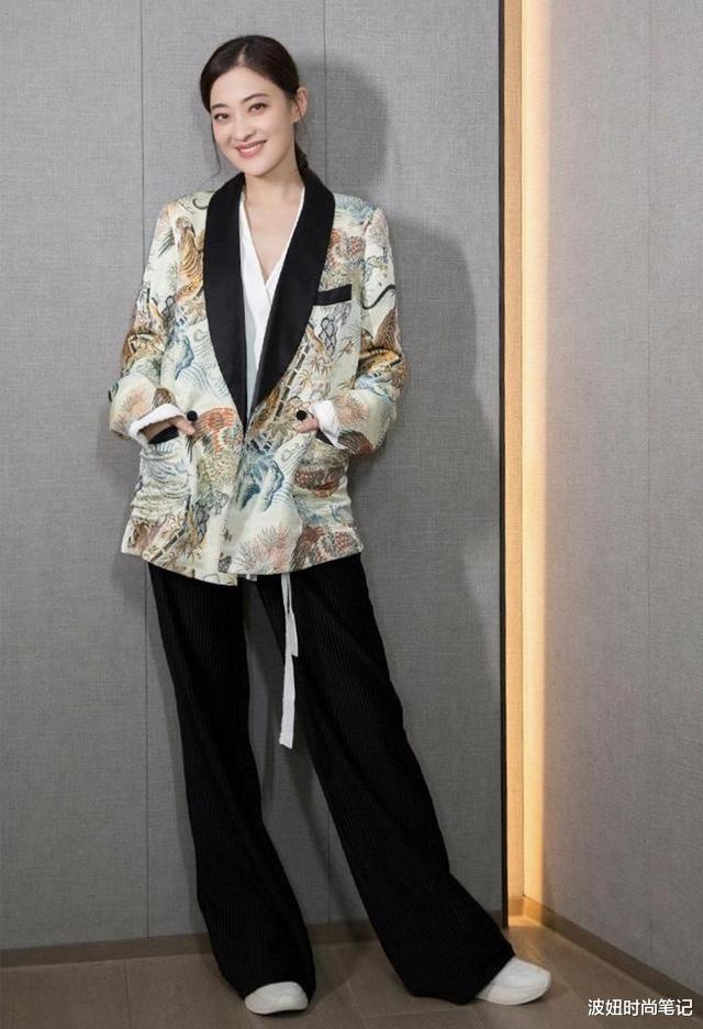 『狗啃刘海』梅婷为扮嫩真拼!穿水手服剪狗啃刘海,硬把自己捯饬成日系少女