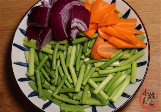 「牛肉」牛肉不管怎么做，千万不放盐和料酒腌，教你一招，牛肉嫩滑不柴