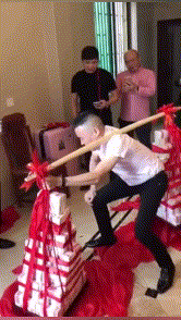 车厘子|“酒桌上领导将酒泼在你脸上，怎么下台？”哈哈哈哈看工资