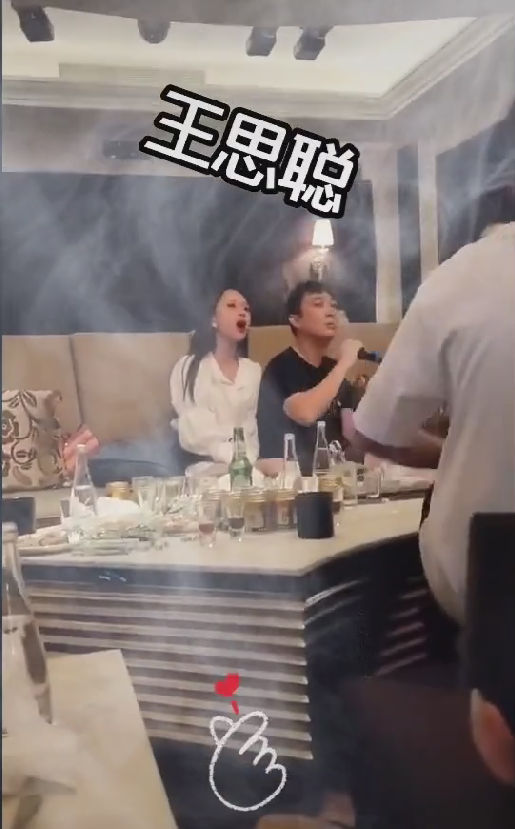 王思聪|口味变了？王思聪KTV唱歌还猛吸烟，身边陪伴“无眉女”与昔日网红差距大