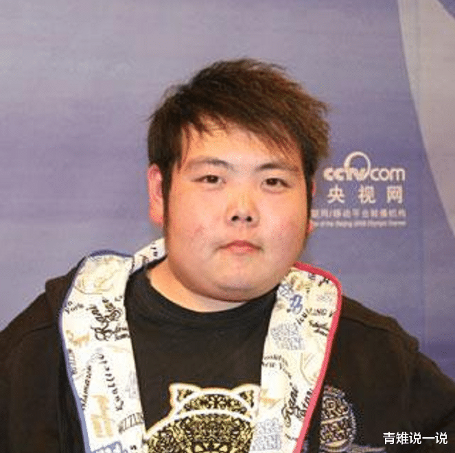#杨恭如#还记得“一拍成名”的网红小胖吗？如今瘦得认不出，妻子女儿貌美如花