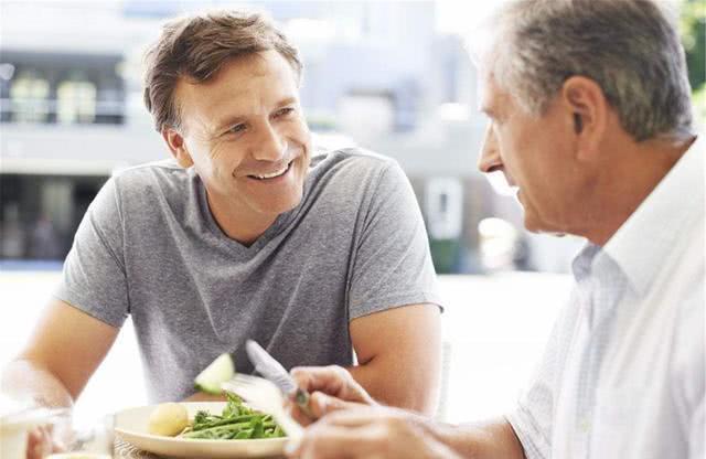 【长寿】寿命长的男性,一般有“1黑2细”的特征,若你也是,真替你高兴