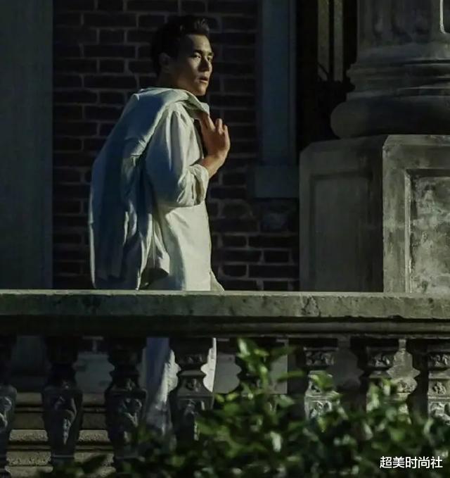 彭于晏|38岁彭于晏也难逃油腻，脸变圆肌肉松弛，网友：健身男神去哪了