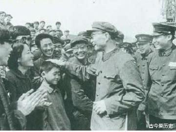 老照片|74岁的开国上将回家探亲,见警车开道大怒:耍什么排场!