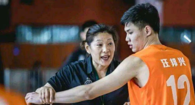 巩晓彬|CBA首位女主帅，曾和巩晓彬相恋9年，如今年过半百仍单身