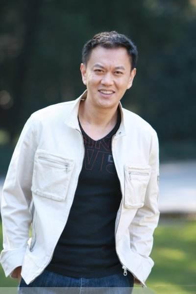 冯嘉怡|他演戏“占尽”baby便宜，不温不火怒而从商，今功成名就身价上亿