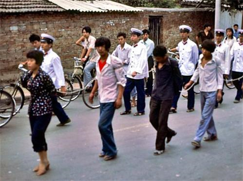 他是新中国最后一名“流氓犯”，18岁时被判死缓，后来他怎样了？