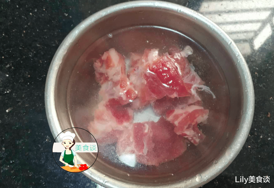 「蒸排骨」蒸排骨时，先焯水是大错！记住这个窍门，排骨嫩滑多汁，太鲜美了