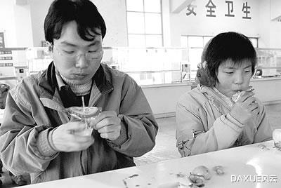 『』15年前入选感动中国的洪战辉，带着妹妹上大学，985毕业后去了哪