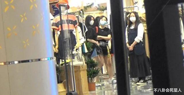 邱淑贞@52岁邱淑贞还在奔波，富豪丈夫亏损7亿，带女儿到店铺招揽生意