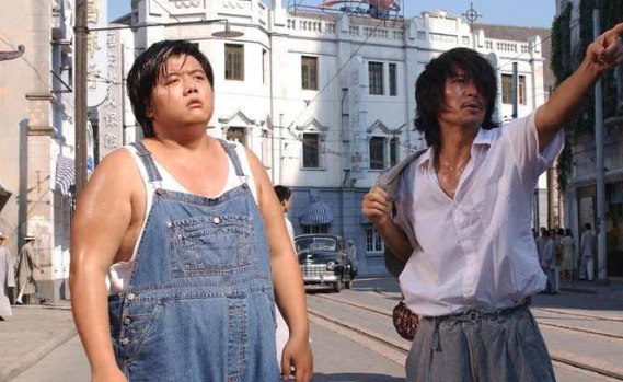 #周星驰#《功夫》中的龅牙珍已嫁人生子，看到照片感觉被周星驰欺骗多年