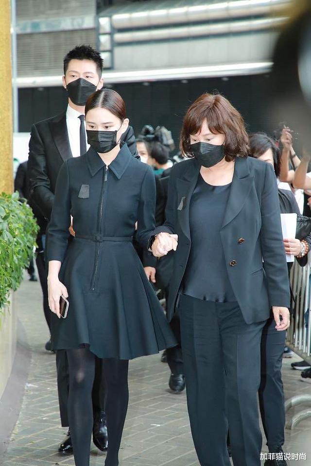 赌王|何猷君抱儿子亮相赌王灵堂!才8个月身高惊人,西装小皮鞋超有范