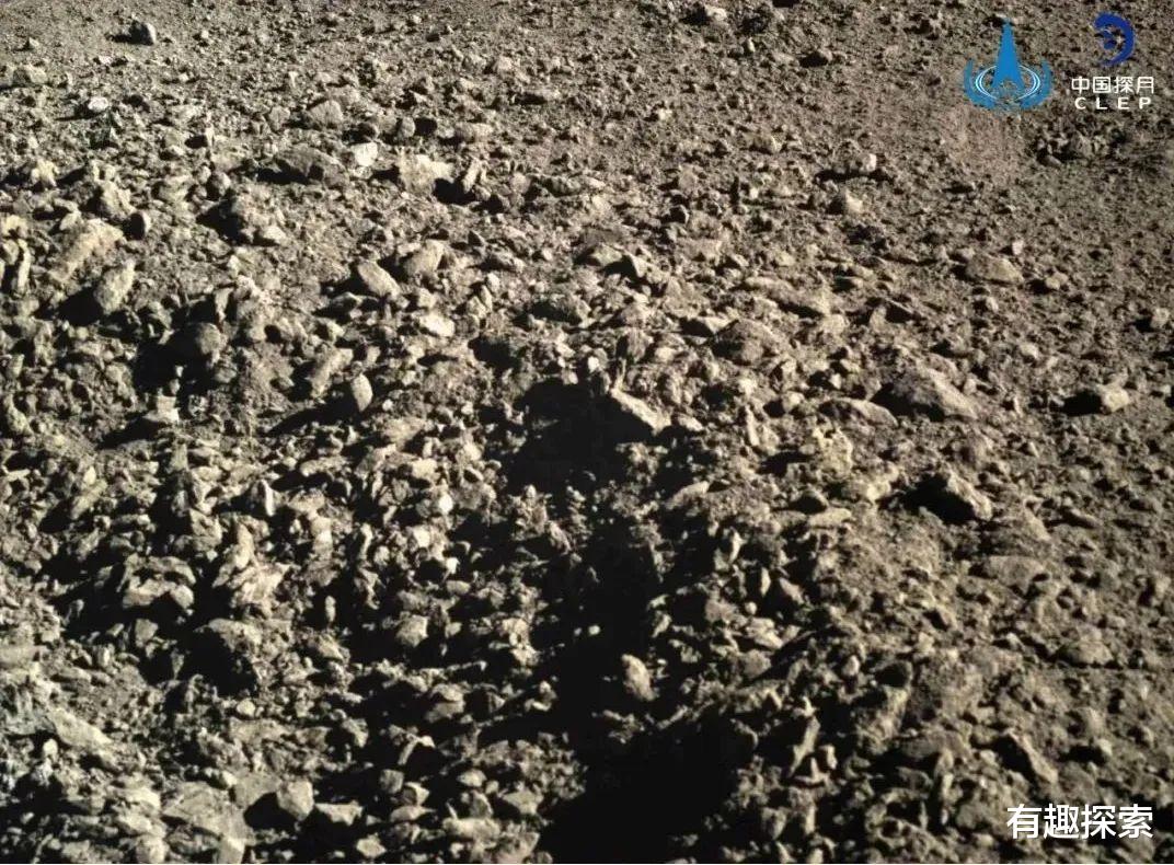 月球@好消息！玉兔2号再在月球发现亮色异物，反射率较高，现重点探测