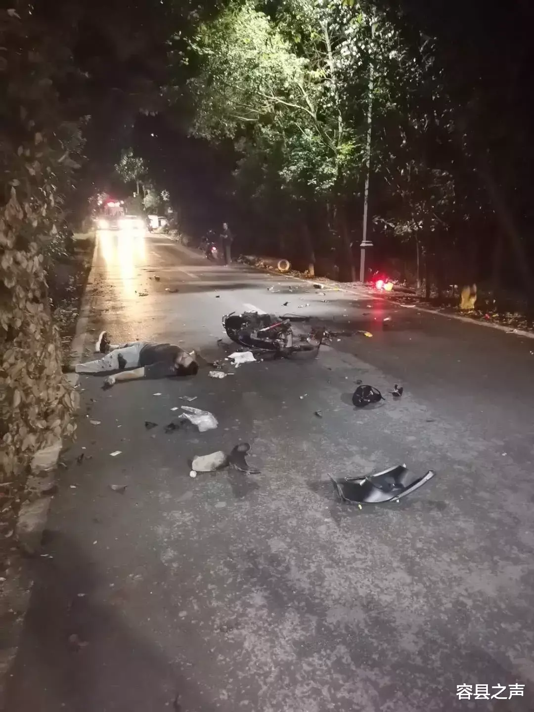 容县之声|突发丨广西一摩托车与电动车迎面相撞，车身散架，两人倒地一动不动！