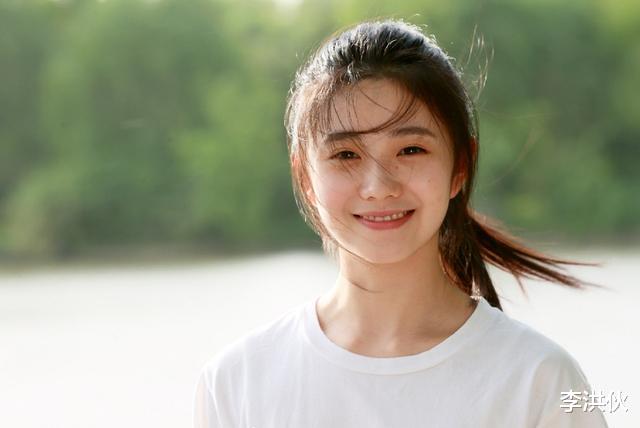 张艺谋|00后谋女郎未出道接三部大片，还搭档易烊千玺，导演坦言她没背景