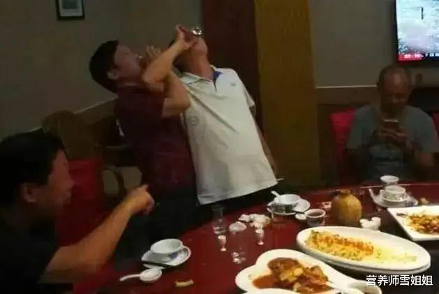 「脑出血」52岁男子，深夜脑出血，叹息：一把年纪了，不知克制，还做2件事