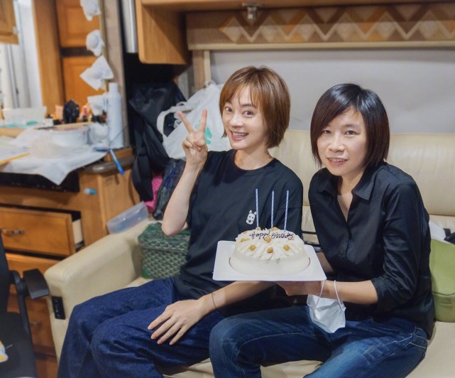 孙俪|孙俪带孩子迪士尼游玩,荧幕前是“娘娘”,生活中短袖长裤变路人