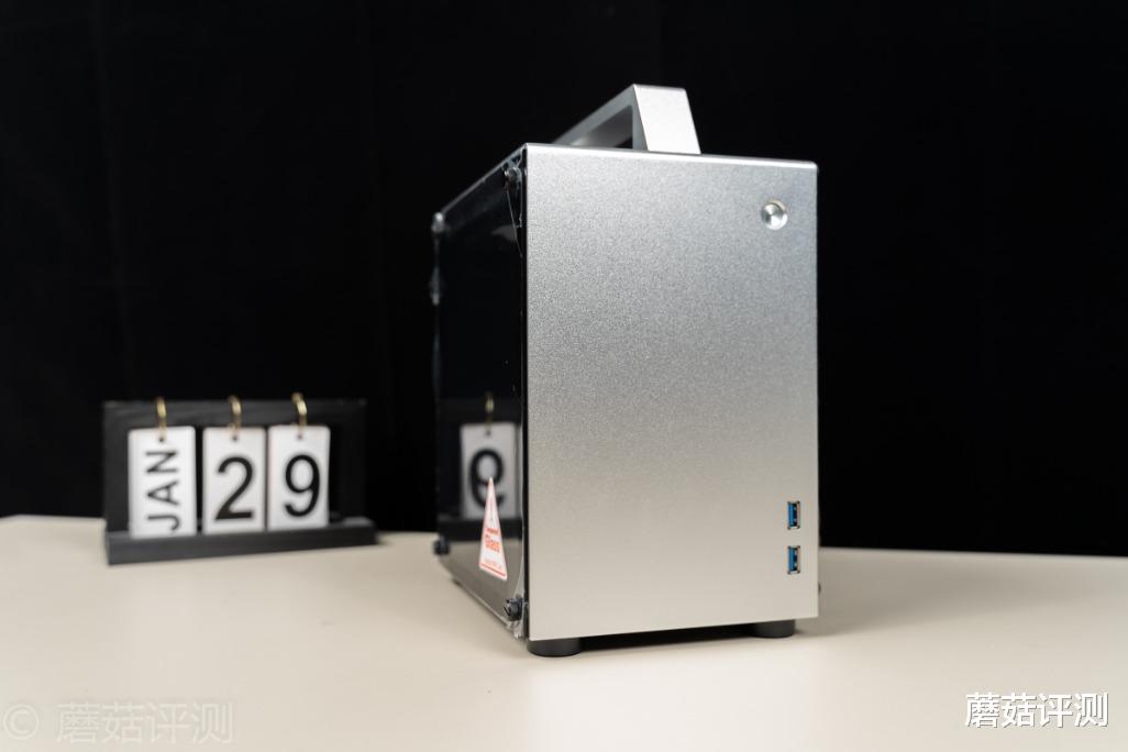 |没有人比蘑菇更懂如何上班摸鱼！打造一款可以上下班提着走的主机。