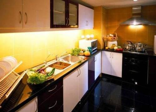 ▲邻居只是在橱柜下多装个小东西，做饭起来方便多了，知道晚了