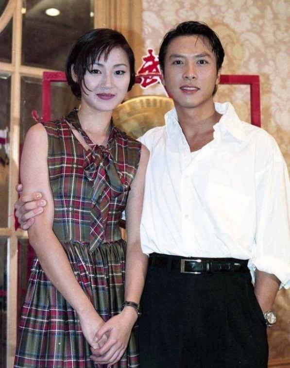 『甄子丹』美国感染超88万，朗朗发“保命”声明，甄子丹弃8月孕妻难翻身！