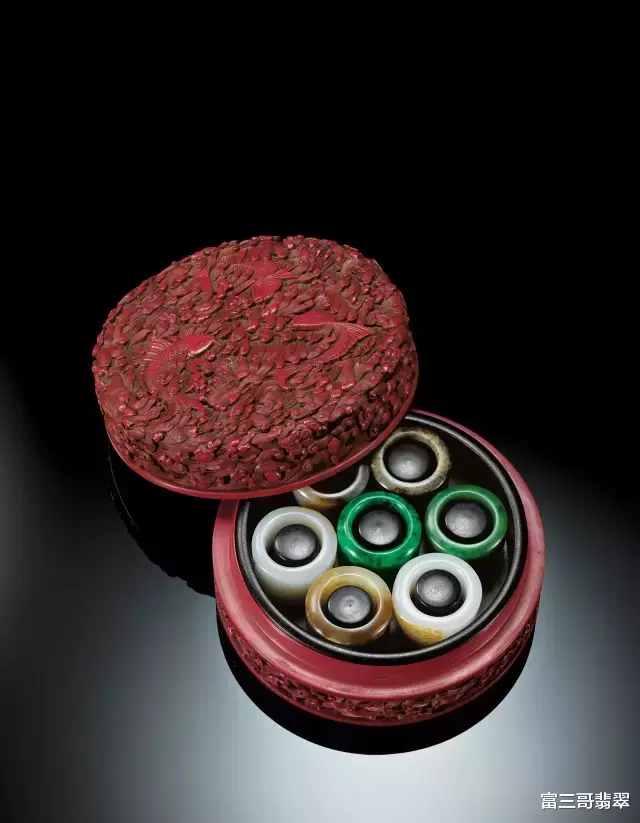 「文玩」精品翡翠玉器赏析：珍藏在故宫博物馆的极品翡翠，美到极致！