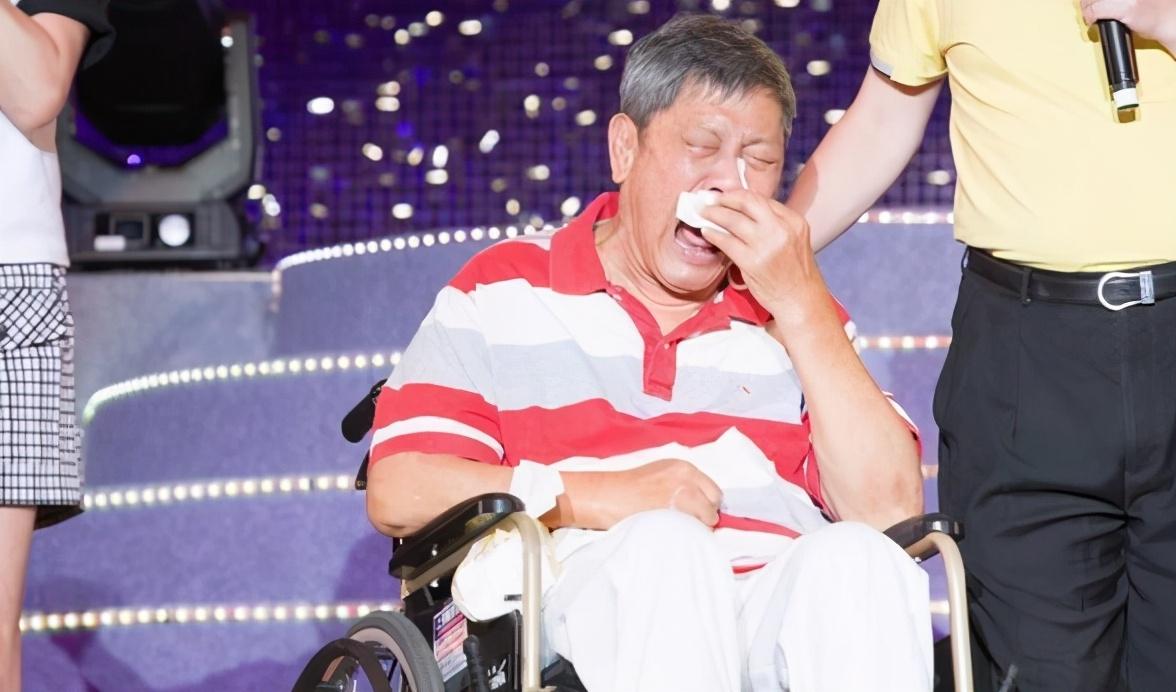 春晚|他因春晚走红，意外摔倒变痴傻，妻儿远离，女友不离不弃照顾余生