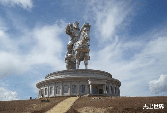 成吉思汗：蒙古国花费410万美元，建立最大成吉思汗骑马雕像，气势威严