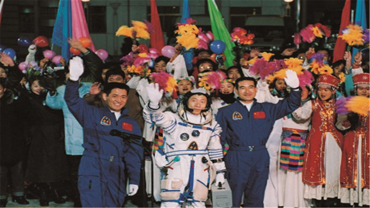 杨利伟|杨利伟太空听到“敲窗”声？17年后谜底揭晓，才明白他有多机智
