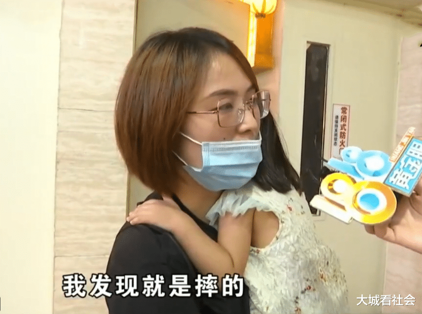 大城看社会|2岁女儿在沙发上跑，意外摔伤眉毛缝7针，家长认为商家也有责任
