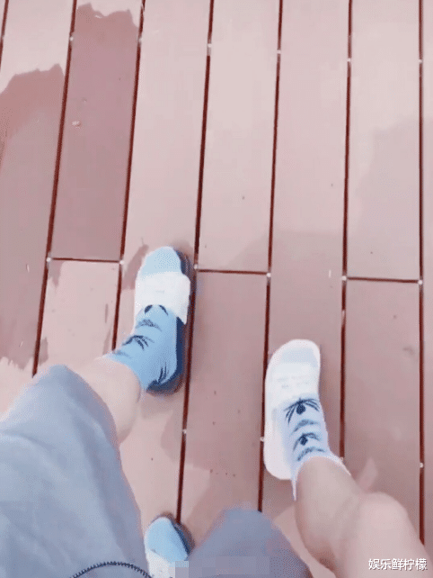 【吴京】张馨予罕见秀恩爱，和老公穿情侣款跳舞，何捷久未露面背影又帅了