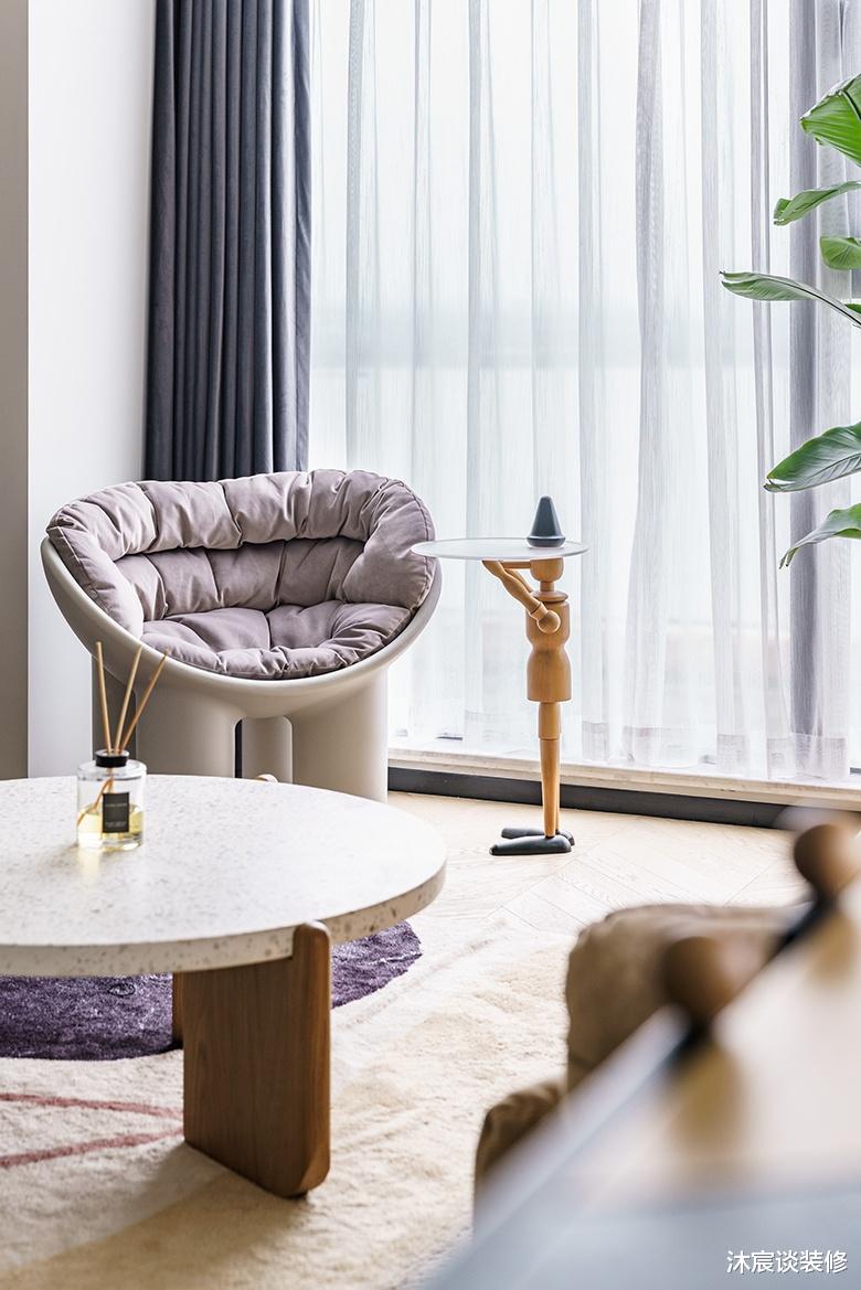 |走进她家，就被简约明快的色调迷住，轻奢风很精致，全屋整洁有序