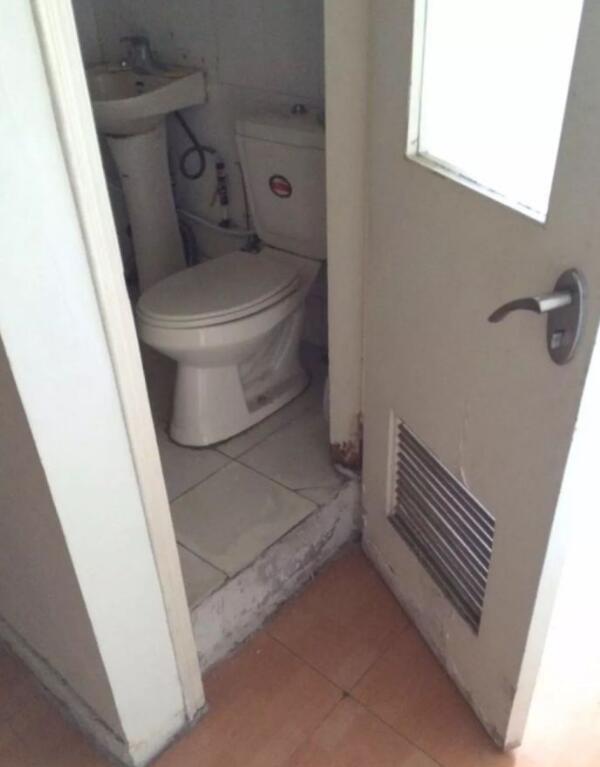 |老破小公房连床都摆不下，老婆把床抬高1.6m，瞬间多出一间房